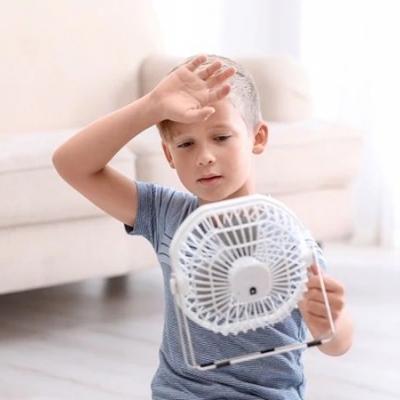 Protección solar, hidratación y ropa holgada: cómo evitar el golpe de calor en los más chicos