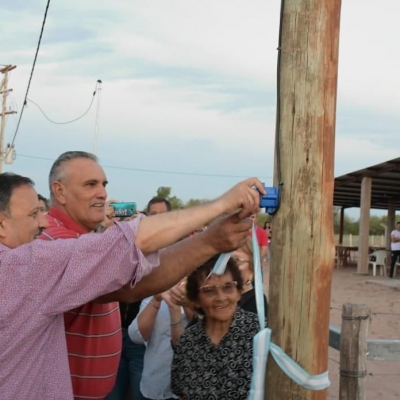 El gobernador Ricardo Quintela inauguró la electrificación rural en el Paraje La Antigua