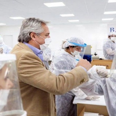 Alberto Fernández visitó una empresa automotriz que ahora fabrica barbijos y pidió "no bajar los brazos"
