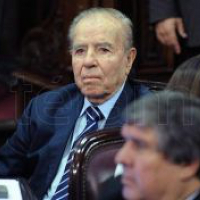 Menem "está mucho mejor, se levantó de la cama y comió solo", informa el parte médico