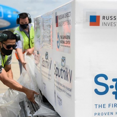 Llegaron al país en un vuelo de Aerolíneas las 300 mil unidades de la segunda dosis de la vacuna rusa
