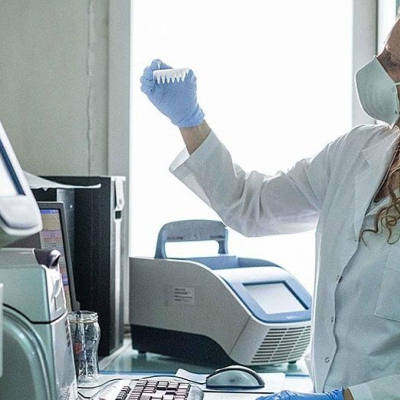 AstraZeneca tendrá disponible una versión de la vacuna contra la variante sudafricana