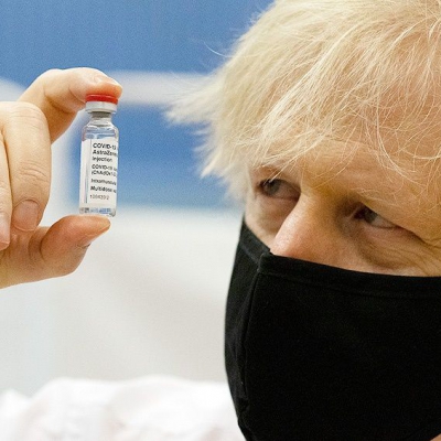 Reino Unido: Boris Johnson promete vacunar a todos los adultos antes de agosto