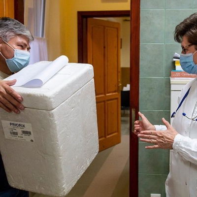 Hungría es el primer país de la Unión Europea que aplica la vacuna Sinopharm de China