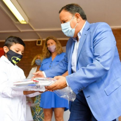El gobernador Quintela entregó kits escolares a estudiantes de la escuela Juan José Paso