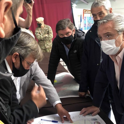 Cinco detenidos por la agresión a la comitiva presidencial en Chubut y siguen los allanamientos