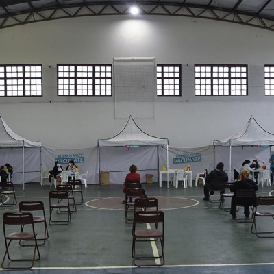 Avanza la vacunación en las provincias y se extiende a grupos más jóvenes
