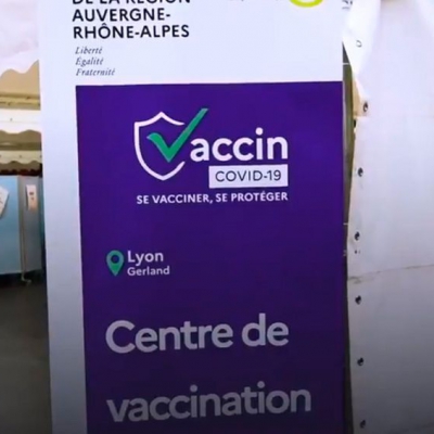 Europa comienza a vacunar a menores y jóvenes gracias al acaparamiento de dosis