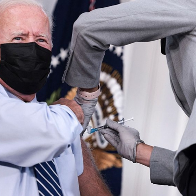 Joe Biden se aplicó la tercera dosis de la vacuna