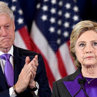 Luego de estar internado cinco días, Bill Clinton dejó el hospital del brazo de Hillary