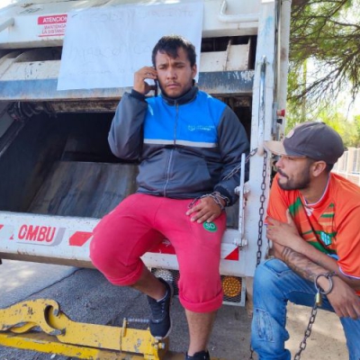 Grave situación: trabajadores municipales se encadenan a los camiones de recolección