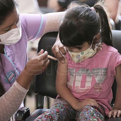 Refuerzan la vacunación en niños y adolescentes ante el inicio de las clases