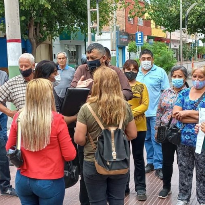 Vecinos de diferentes barrios reclamaron en las afueras del Teatro de la Ciudad
