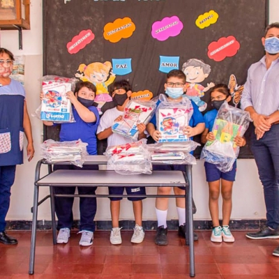 Continúa la entrega de kits de útiles escolares a estudiantes de toda la provincia