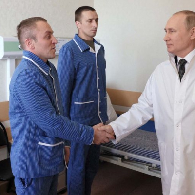 Por primera vez Putin visitó a soldados rusos heridos en Ucrania