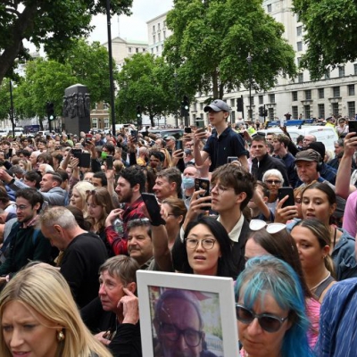 "Finalmente se va": británicos celebran la renuncia de Boris Johnson