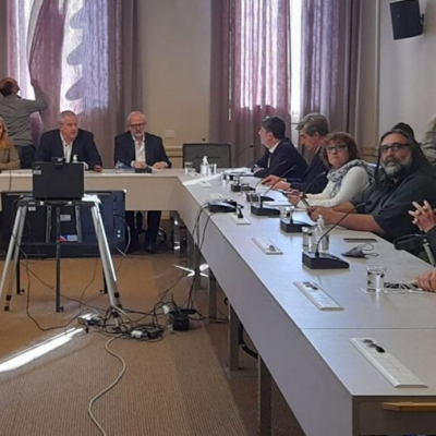 El Gobierno y gremios docentes acordaron elevar un 82% el salario inicial para diciembre