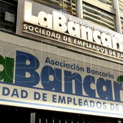 Los bancarios acordaron con las cámaras una paritaria anual del 94% y un bono de 185.500 pesos