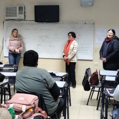 Becaria estadounidense brinda apoyo educativo en el Instituto "Albino Sánchez Barros"