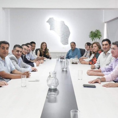 Quintela se reunió con intendentes para analizar el DNU del presidente Milei