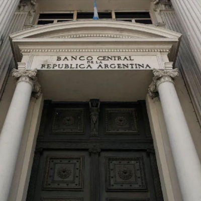 El Banco Central bajó la tasa de política monetaria al 32% en una jornada caracterizada por la caída del dólar