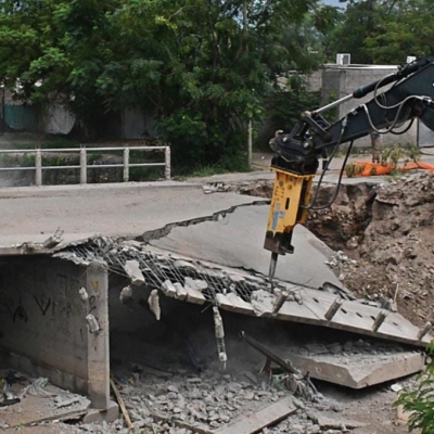 Comenzó la demolición de uno de los puentes en el barrio 20 de Mayo