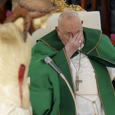 El papa Francisco sufre una neumonía bilateral y presenta "un cuadro complejo"