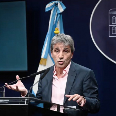 Luis Caputo admitió una “transición” hacia un esquema cambiario “consistente y sostenible”