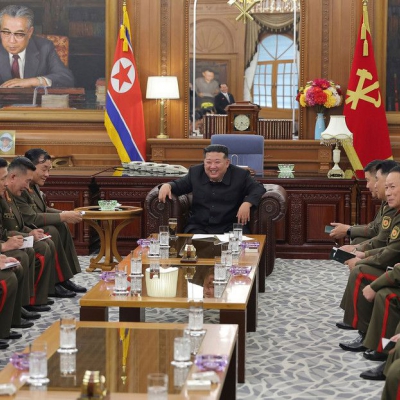 Kim Jong-un se reúne con los comandantes que participaron en la liberación de la provincia de Kursk