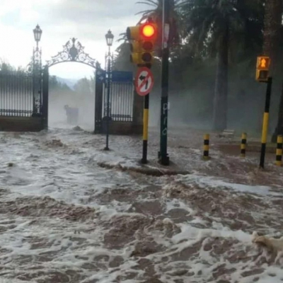 Caos en Mendoza: miles de usuarios sin luz y rescates por un fuerte temporal