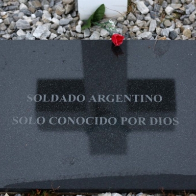 Con rosarios y flores de papel, familiares de los soldados enterrados como NN viajan a Malvinas