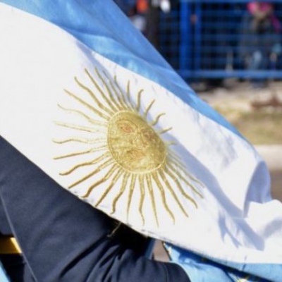 Las provincias ya preparan ceremonias virtuales para que los chicos prometan la bandera este año