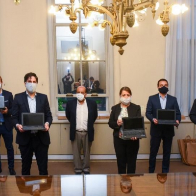 El ministerio de Educación sigue con la entrega de computadoras abandonadas por el macrismo