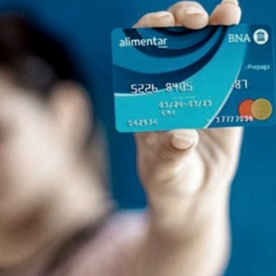 El Gobierno evalúa un bono de fin de año y confirma que se duplica el monto de la Tarjeta Alimentar