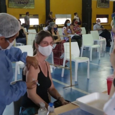 Avanza el plan de vacunación y parte un vuelo de Aerolíneas a Moscú en busca de más Sputnik V