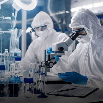 AstraZeneca anunció un fármaco contra el coronavirus que redujo al 67% los casos graves