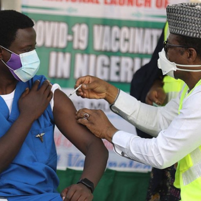 Al ritmo actual, África vacunará al 70% de la población recién en 2024