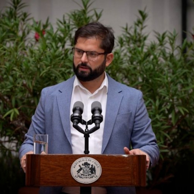 Boric lanzó un plan: transporte congelado, suba de salarios y apoyo a las pymes