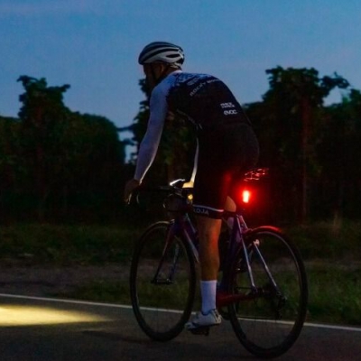 Proponen la obligatoriedad del uso de casco y luces en bicicletas