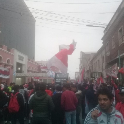 River llegó a La Rioja donde miles de hinchas lo recibieron bajo la lluvia