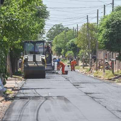 Avanzó en más de un 50 por ciento el asfaltado en el barrio Ricardo Primero