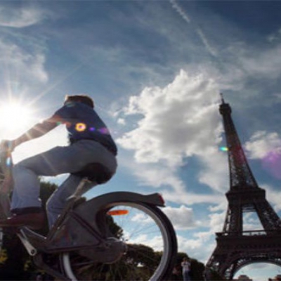 Movilidad sostenible: Francia apuesta a las bicicletas y España a los autos eléctricos