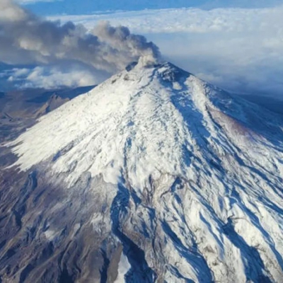 Un volcán en Ecuador mantiene en vilo a la población