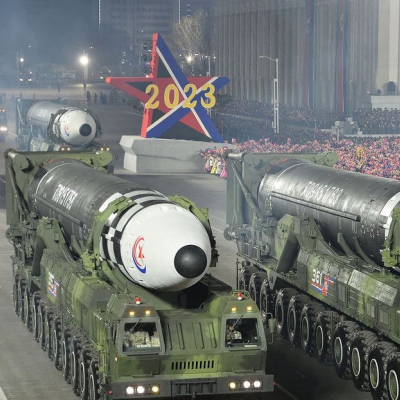 Corea del Norte exhibe un número récord de misiles nucleares en un desfile militar