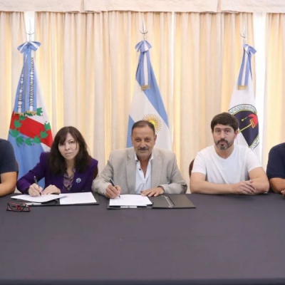 Quintela firmó convenios con el Banco Nación