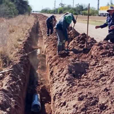 Comenzó instalación de cañerías para recuperar el sistema de agua potable en Chamical