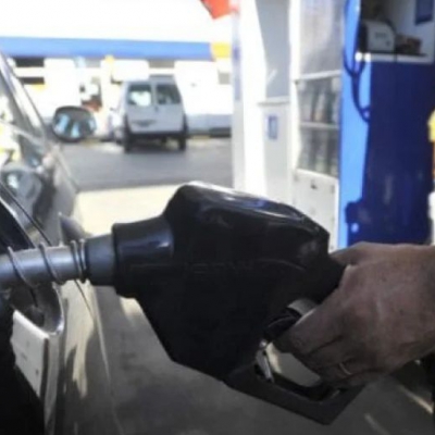 Estaciones de servicios y gobierno acordaron racionalizar la provisión de combustible