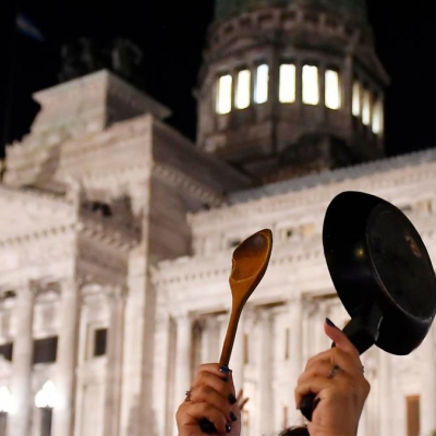 Segunda noche consecutiva de protestas masivas en rechazo al DNU de Milei