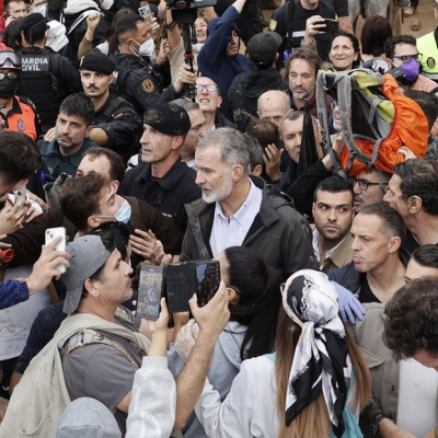 Localidad afectada arremete con palos y fango contra los reyes de España y Pedro Sánchez