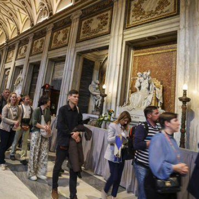 Largas colas de fieles para visitar la tumba del papa Francisco